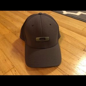 Authentic Oakley Logo Stretch Fit Cap (Gray)